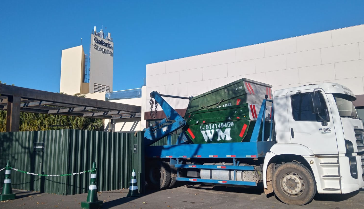 Caminhão da WM Caçambas descarregando caçamba em Campinas